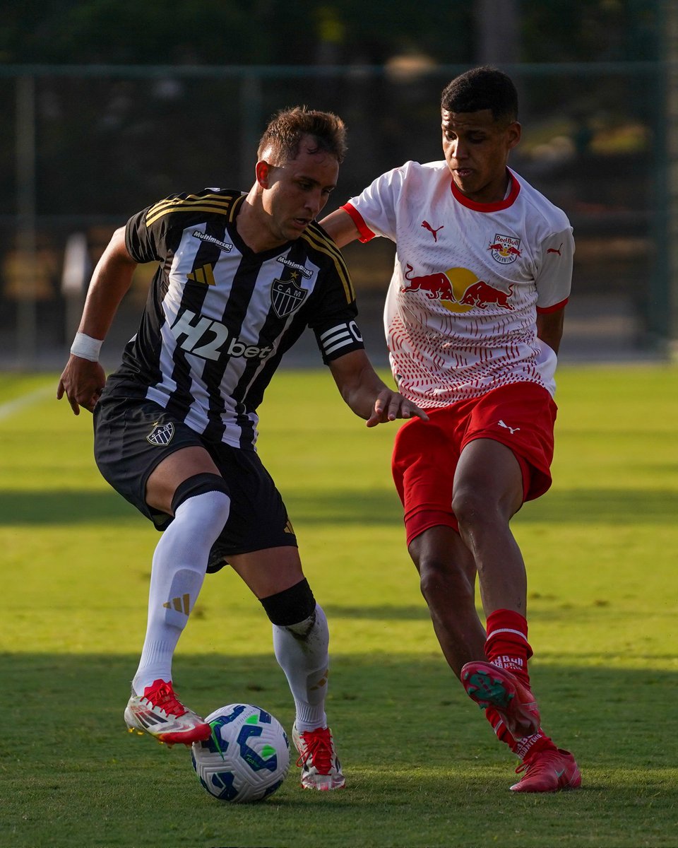 GaloNaBase's tweet image. ✔ Fim de jogo:
⚔ Atlético 2x3 Red Bull Bragantino
⚽ Lucas Souza (20'/1T)
⚽️ David Kauã (40'/2T)
🏟 Est. das Alterosas (Sesc Venda Nova) - Belo Horizonte
🏆 Camp. Brasileiro Sub-20 - 19ª rodada
🗓 Próximo jogo: Inter de Minas (26/7, 10h, Cidade do Galo)
#CriasDoGalo #CAMxRBB