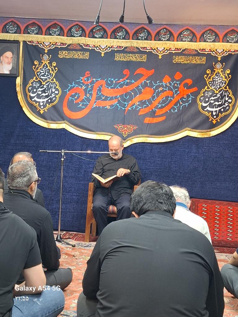 khademi1995's tweet image. حالااینکه سه،چهارساله هرهفته دارن شرح جنود عقل و جهل رو فنی میگن تو یه حسینیه به کنار...
آخر جلسه چه دعای قشنگی کردن:
خدایا لباس نوکری حسین(ع) بر ما بپوشان...
آنرا بر اندام ما نگه دار...
ما را با آن بمیران...
در قیامت با آن محشور بفرما...
#استاد_حاج_مهدی_توکلی