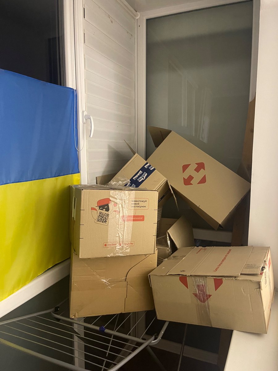 lyanalivingston's tweet image. ой блять показую вам звідки в українця картон - з балкона нахуй