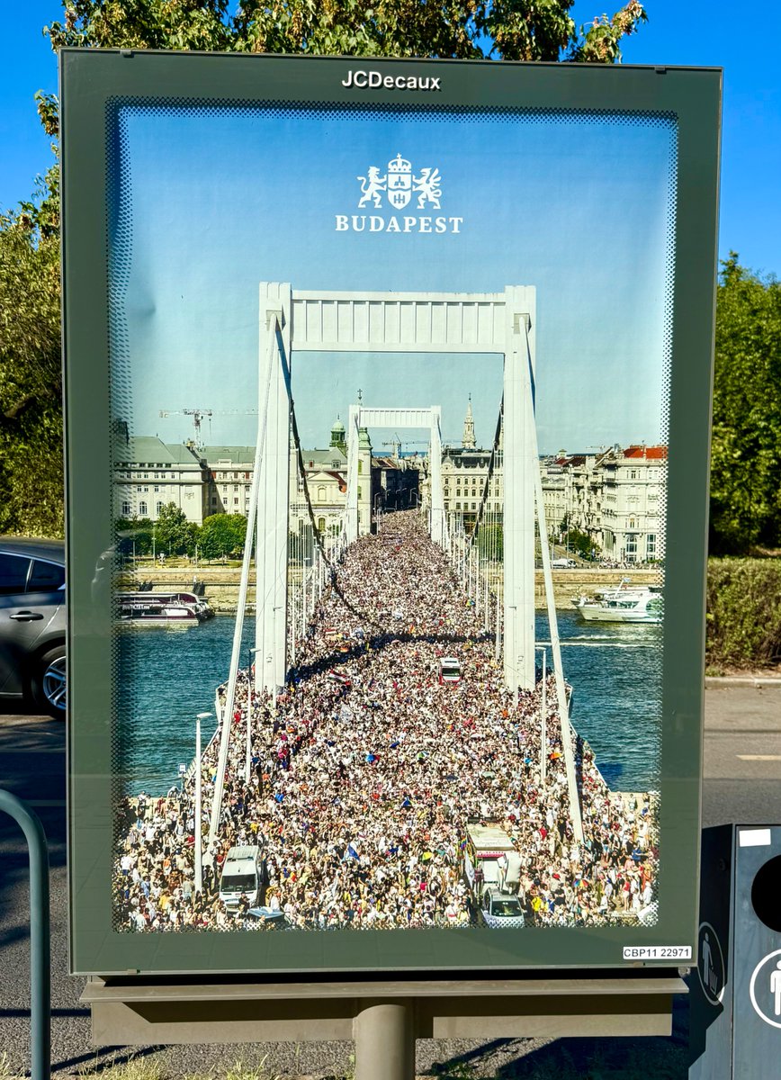 panyiszabolcs's tweet image. 🌈💪Billboards across Budapest now display a photo of Hungary’s largest-ever Pride March—banned by Orbán, defied by 200K people, and turned into a mass anti-government rally—put up by the capital’s opposition-led leadership. No text—just a photo of a crowd like never seen before.