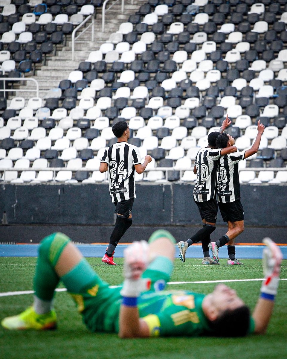 base_botafogo's tweet image. VITÓRIA ALVINEGRA! 🔥
Os Crias do Fogão venceram o Cruzeiro por 2 a 1 no Estádio Nilton Santos pela última rodada do Campeonato Brasileiro Sub-20. 🌟
⚽️ Justino
⚽️ Caio Valle
📸 Henrique Lima / BFR