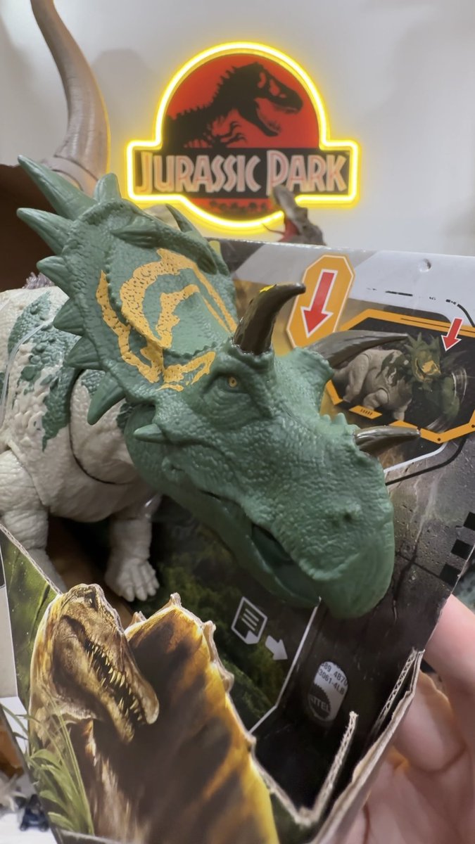 collectjurassic's tweet image. NEW TOY ARRIVAL: Wild Roar Spiclypeus from Jurassic World Rebirth |
youtube.com/shorts/0W5FWzC…
