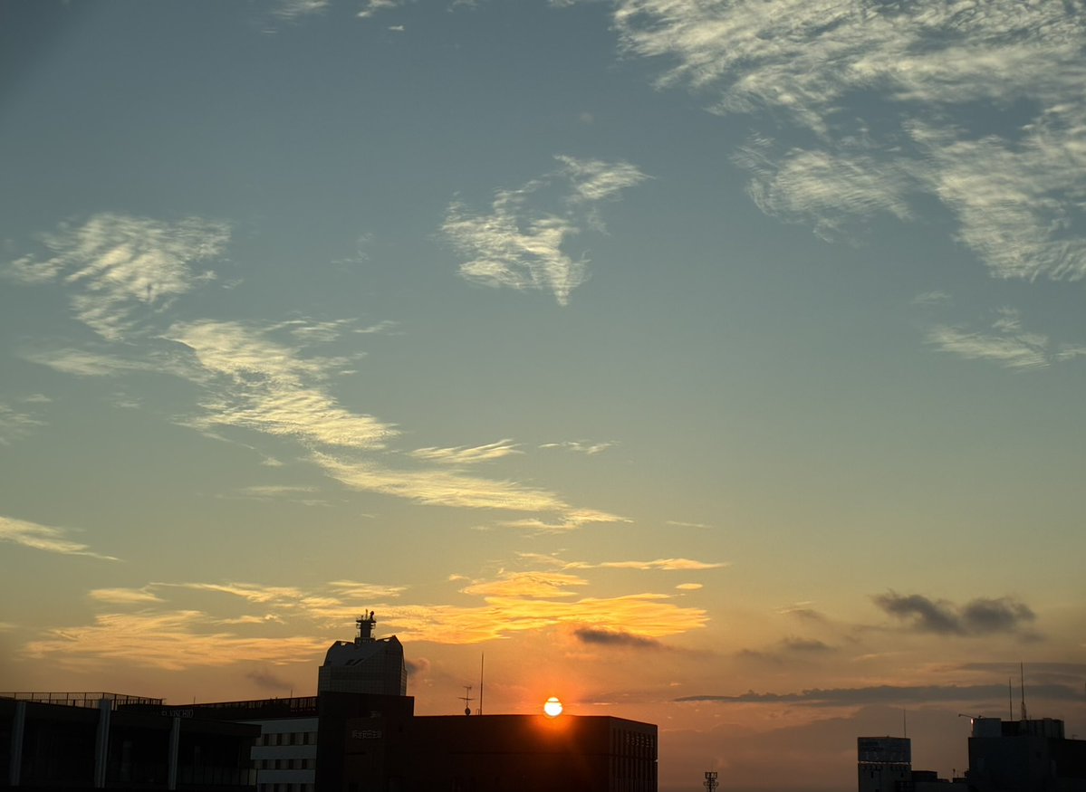 mk2_takeshi's tweet image. 7月24日(木)富山26℃🌤️
おはようございます𓈒𓏸𓂃🌱
木曜日です
今日のお天気は晴時々曇🌤️
最高気温は36℃の予報です
今日も暑くなりそうです
水分補給を忘れずに🚰
熱中症に気をつけてお過ごしください☘️
皆さんの優しい繋がりに感謝です😊
今日も良い一日を𓂃 𓈒𓏸🍀
#イマソラ