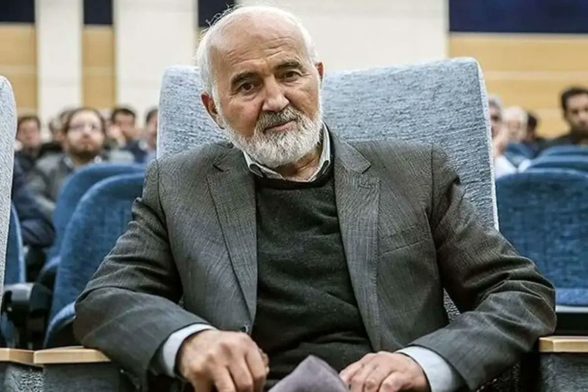 TirdadBonakdar's tweet image. درگذشت احمد توکلی را به نئولیبرالهایی که اگرچه چهره و خاستگاه و سابقه کریه او را ندارند، ولی مانند او دغدغه لغو سیاستهای دولت رفاهی و الغای قانون کار و آزادسازی قیمتها و شناور کردن نرخ ارز و خلاصه اقتصاد سیاسی «الکاسب حبیبالله» در هر شکل و ترتیبش را دارند، تسلیت عرض میکنم.