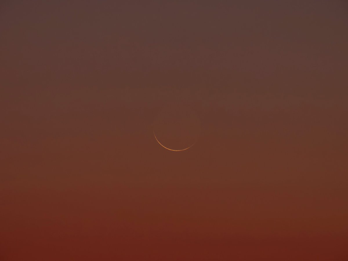 moonsystem's tweet image. 2025-07-24 04:10 - 04:15 #旧暦六月三十日
#二十八夜残月
有明けの月は曙色に染まりとても綺麗です。
間もなく朝焼けの中に溶けるように消えて行きます。
@MoonHourSocial #MoonHour™