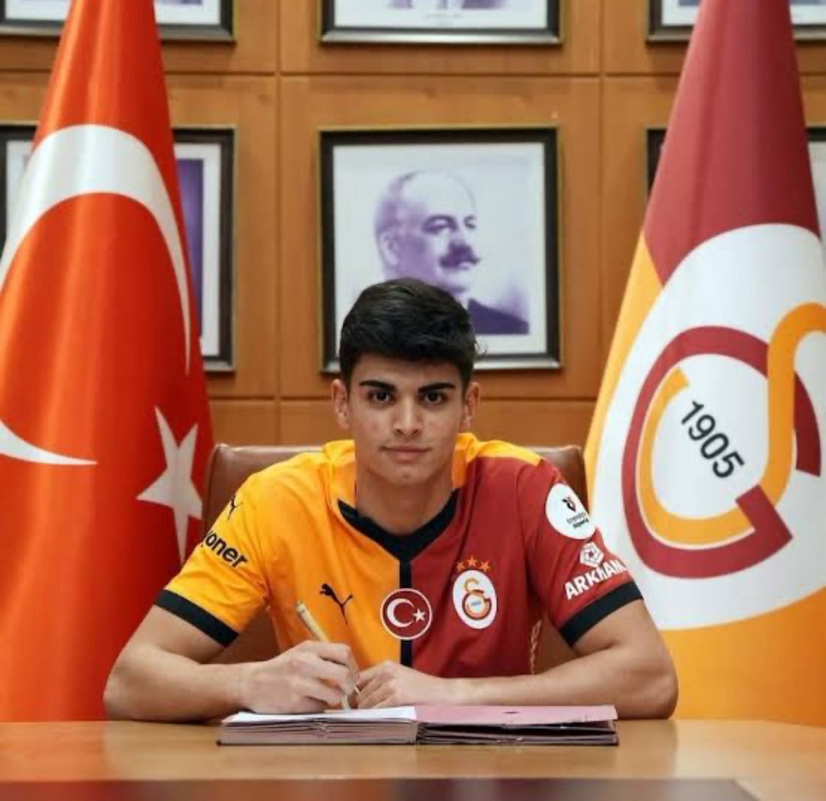 🚨Okan Buruk: Arda'nın fiziksel olarak özellikleri çok iyi. Hızı ve ayakları, bugün de gördük, gayet iyi bir şekilde topu kullandı. Geliştirmemiz, daha çok oynatmamız gerekiyor.
🔥Galatasarayın hocası umarım okan buruku dinler güzel yorum‼️