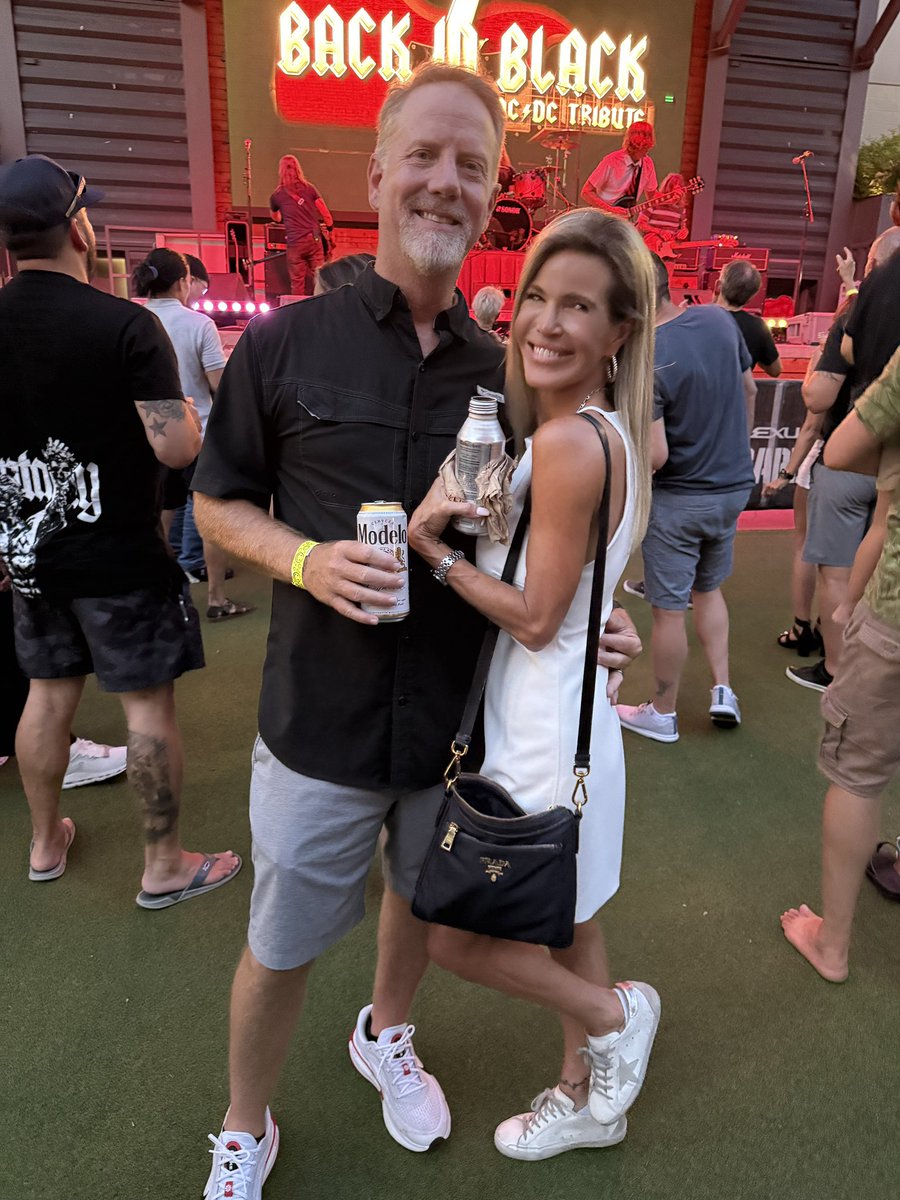 JennXTex's tweet image. This photo was taken on Friday during our weekly concert, which was part of our “one concert a week summer”
Just a few hours later, we received some bad news, and then even worse news
How can everything go so wrong so quickly?
I hope to feel this happy again someday