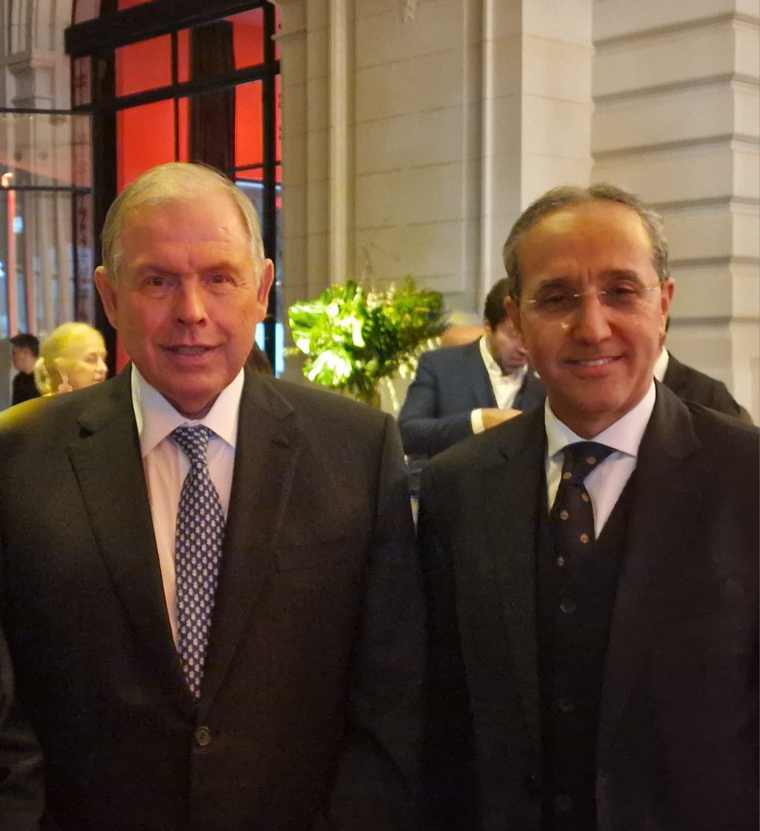 El Embajador de SM el Rey 🇲🇦 Sr. Fares Yassir ha saludado al Canciller S.E. Sr. Gerardo Werthein 🇦🇷 al margen de la cena organizada por la Expo Rural 2025, en honor al cuerpo diplomático.