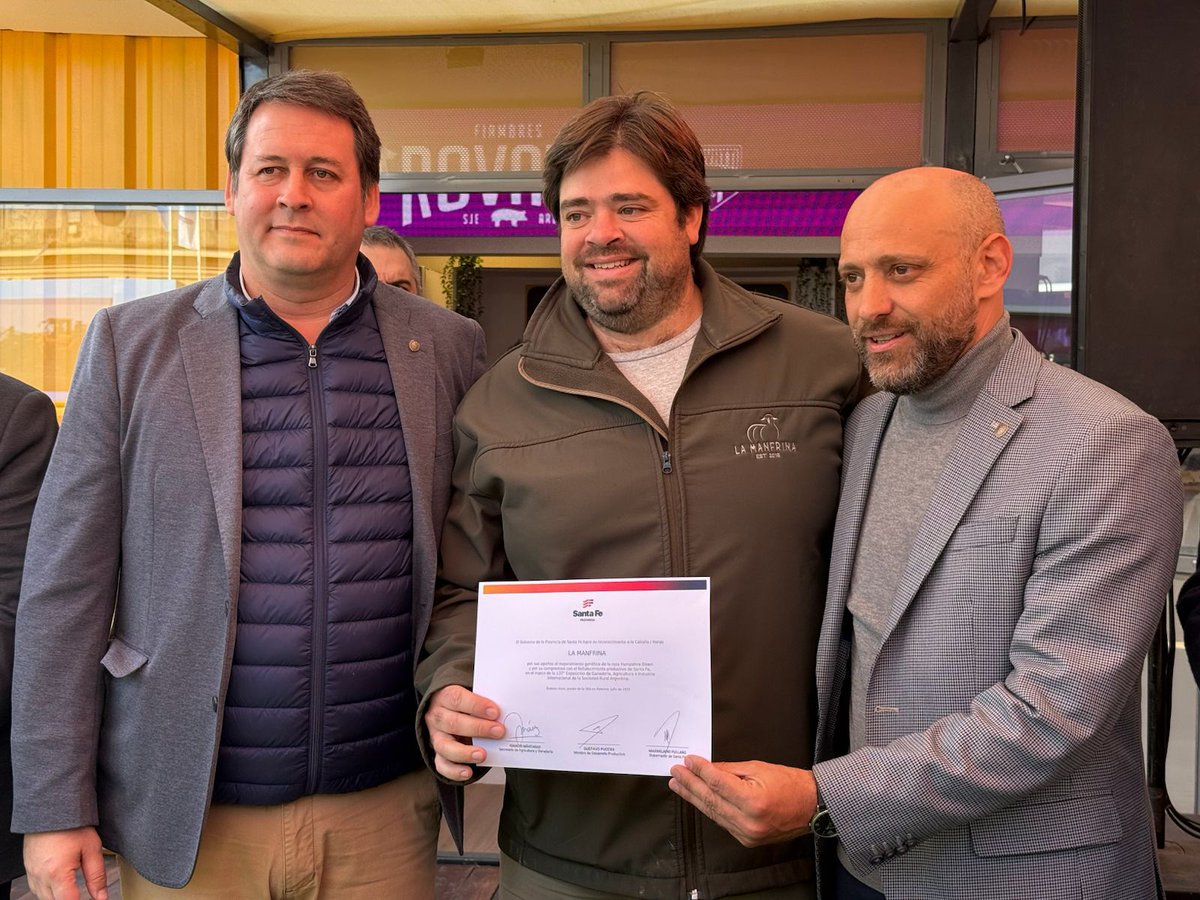 GobSantaFe's tweet image. El ministro @GustavoPuccini recorrió la Expo Rural de Palermo y volvió a remarcar su postura de eliminar las retenciones. 👉🏻 “No se puede seguir asfixiando al sector productivo. Hay que sacarle el pie de encima al campo”
Además, durante el recorrido en la tradicional muestra…