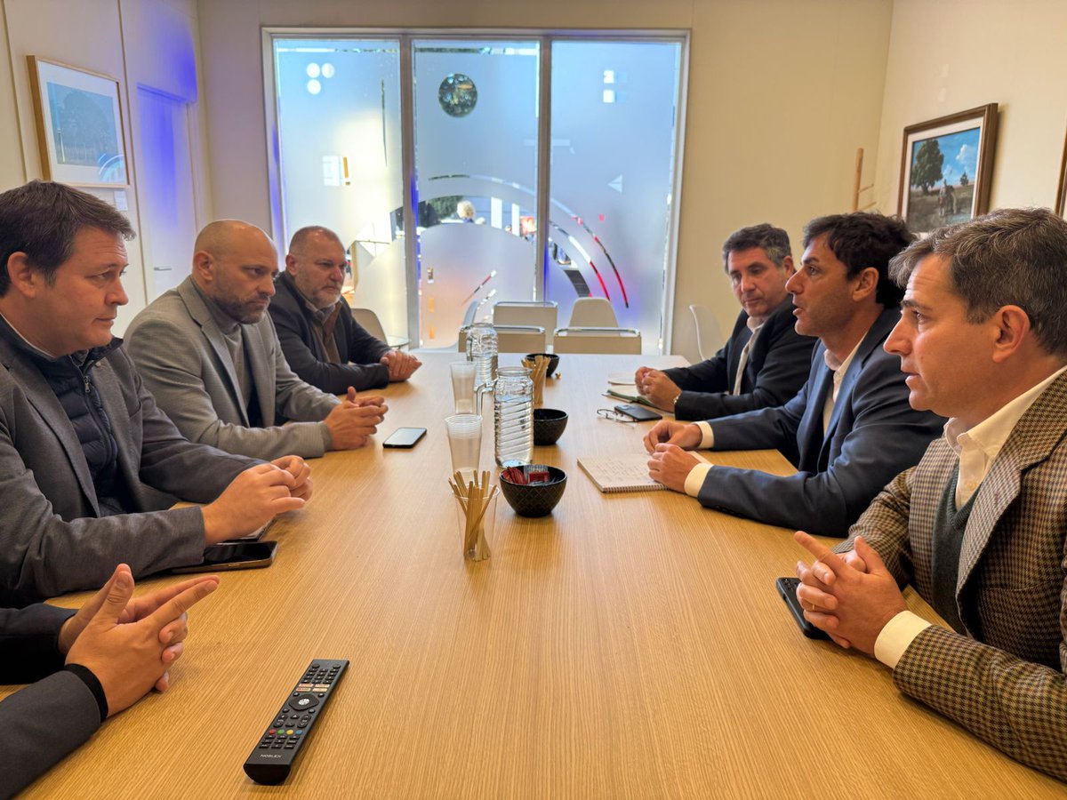 GobSantaFe's tweet image. El ministro @GustavoPuccini recorrió la Expo Rural de Palermo y volvió a remarcar su postura de eliminar las retenciones. 👉🏻 “No se puede seguir asfixiando al sector productivo. Hay que sacarle el pie de encima al campo”
Además, durante el recorrido en la tradicional muestra…