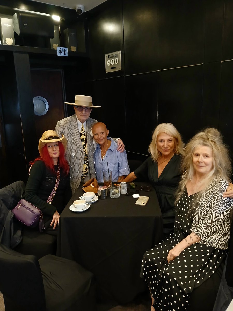 SohoGeorge's tweet image. Hanging out with a few Sohoites in @LittleItalySoho
Artist/historian Jane, TV actor presenter Gail Porter, Socialite Karen ex Club manager, and Jacqueline Runes reader/Wichcraft all strong personalities, love em all 😍xxxx