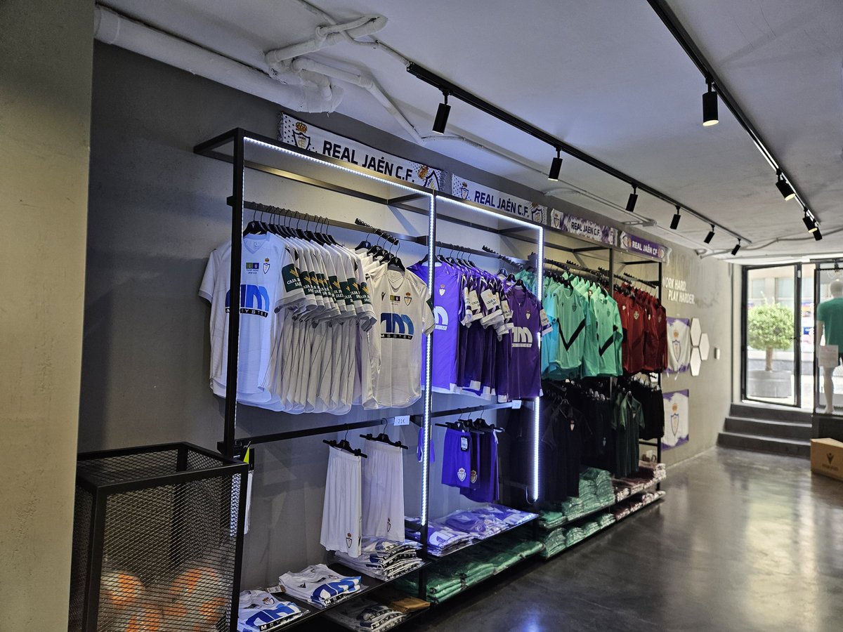 23/07/25

📅 Ya está a la venta la colección completa de ropa (entreno+paseo+lifestyle) del Real Jaén de la presente temporada. 

La colección cambia por completo respecto a la del año anterior, dejando atrás los colores flúor por unos elegantes grana, celeste y negro.
...