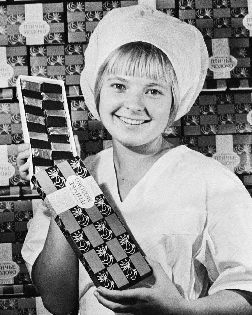 HistoryFoto's tweet image. Советский(ая) кондитер(ка) с конфетами «Птичье молоко». СССР. 1976 г.