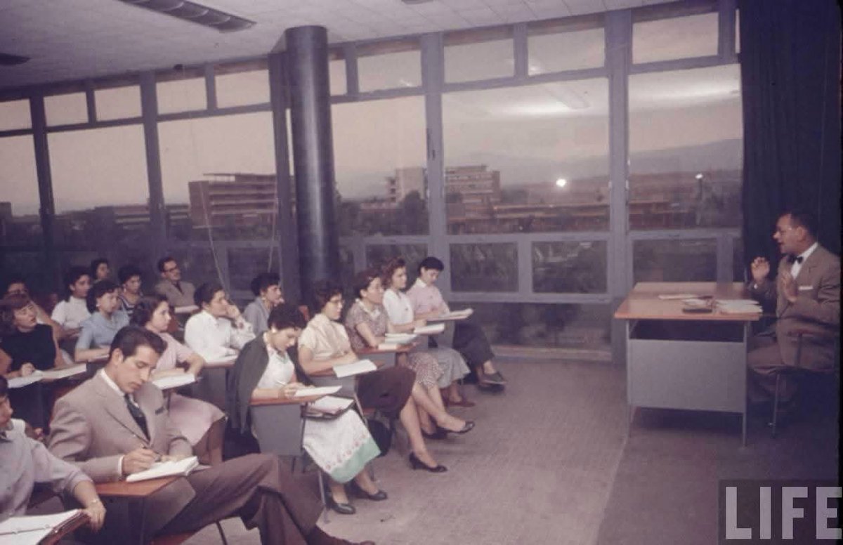 manumanito's tweet image. Clase de filosofía en la UNAM a finales de los años 50…