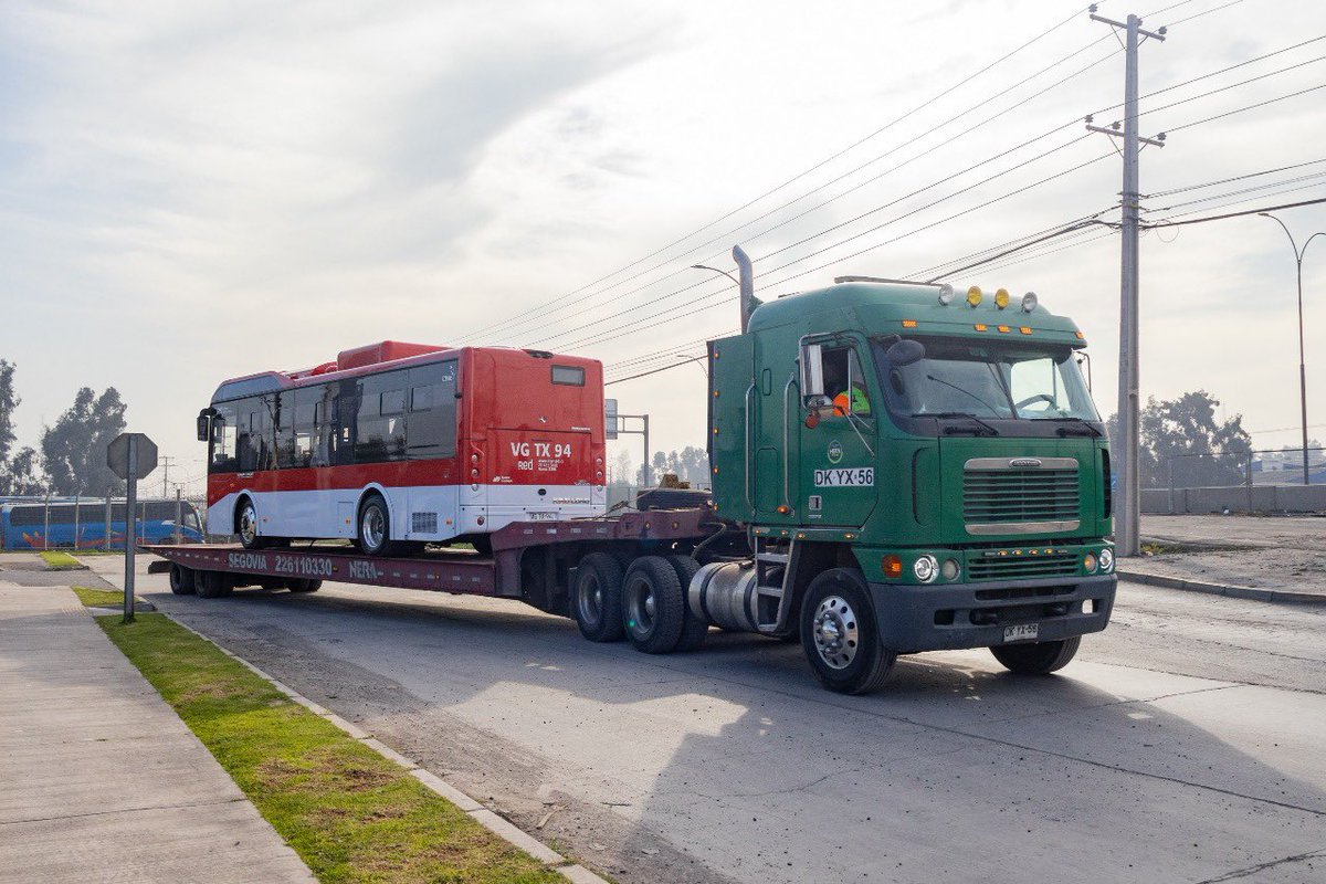 MTTChile's tweet image. ¡Ya van camino a Copiapó los 121 buses eléctricos que transformarán el transporte público de la ciudad! ⚡️
Cada vez queda menos para que las personas de la capital regional de Atacama disfruten de los beneficios de la electromovilidad 🚍