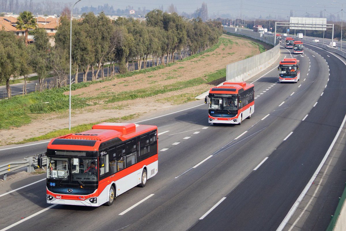 MTTChile's tweet image. ¡Ya van camino a Copiapó los 121 buses eléctricos que transformarán el transporte público de la ciudad! ⚡️
Cada vez queda menos para que las personas de la capital regional de Atacama disfruten de los beneficios de la electromovilidad 🚍