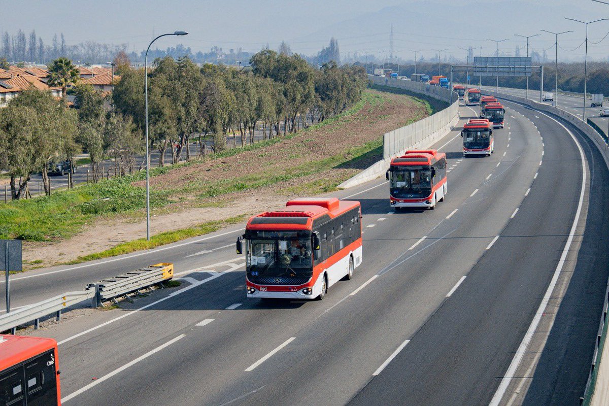 MTTChile's tweet image. ¡Ya van camino a Copiapó los 121 buses eléctricos que transformarán el transporte público de la ciudad! ⚡️
Cada vez queda menos para que las personas de la capital regional de Atacama disfruten de los beneficios de la electromovilidad 🚍