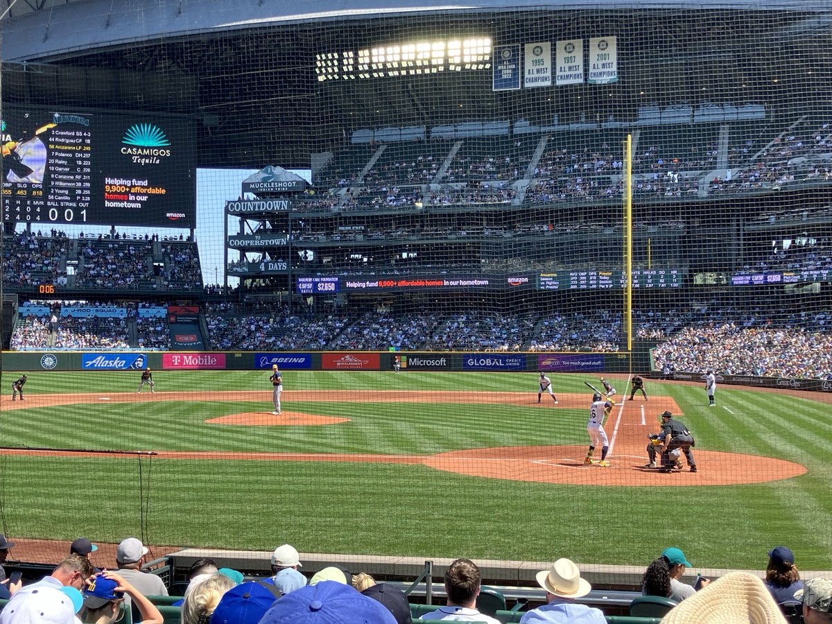 CallaghanPeter's tweet image. First Mariners home game in 12 years,  against the hated Brewers.