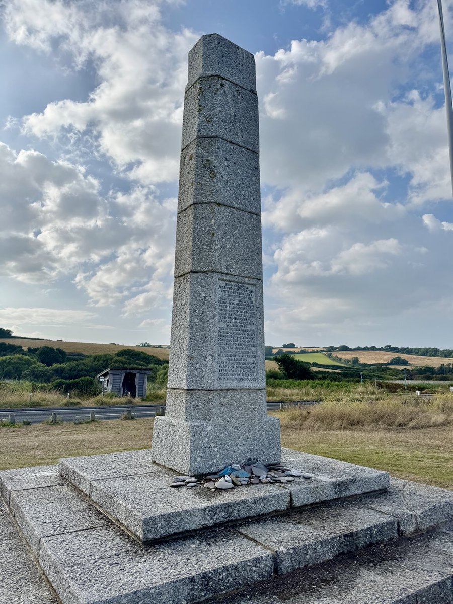 JaneFranklin99's tweet photo. Memorial at Slapton Sands in Devon, presented by the US Army. Dedicated to the 3000 local people who “generously left their homes and lands” in 1943 to allow the beach to be used as a practice area for the Normandy landings in 1944. #D-Day #WW2 🇬🇧 🇺🇸 https://t.co/Uh2ZXgltZX