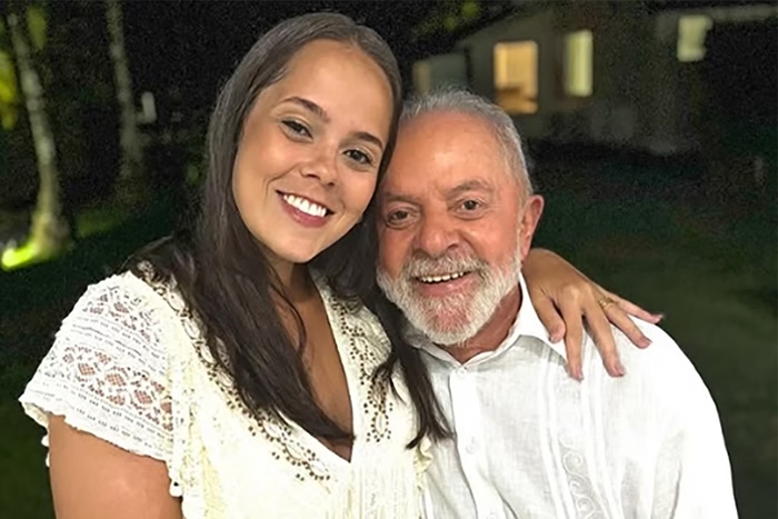 Metrópoles (@metropoles) on Twitter photo ➡️Neta de Lula comete gafe ao fazer vídeo contra Trump e Bolsonaro
Bia Lula afirmou que o Brasil é explorado pelos EUA há 500 anos: "Nos escravizaram, nos exploraram, nos mantiveram de joelhos."
Leia na coluna de <a href="/PauloCappelli_/">Paulo Cappelli</a>: curt.link/cEQaK ➡️Neta de Lula comete gafe ao fazer vídeo contra Trump e Bolsonaro
Bia Lula afirmou que o Brasil é explorado pelos EUA há 500 anos: "Nos escravizaram, nos exploraram, nos mantiveram de joelhos."
Leia na coluna de <a href="/PauloCappelli_/">Paulo Cappelli</a>: curt.link/cEQaK