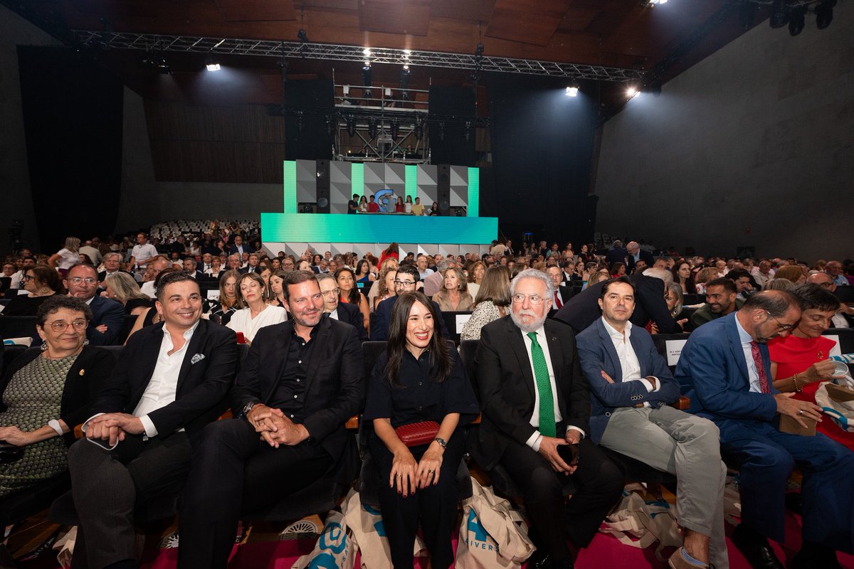 lopezcamposgal's tweet image. Fai 40 anos, a TVG acendía por primeira vez os seus focos para converterse en parte da nosa identidade
Hoxe, os nosos recordos van ligados a este medio público que suma xa catro décadas de historia e que seguro continuará como motor da nosa lingua e cultura. Parabéns!