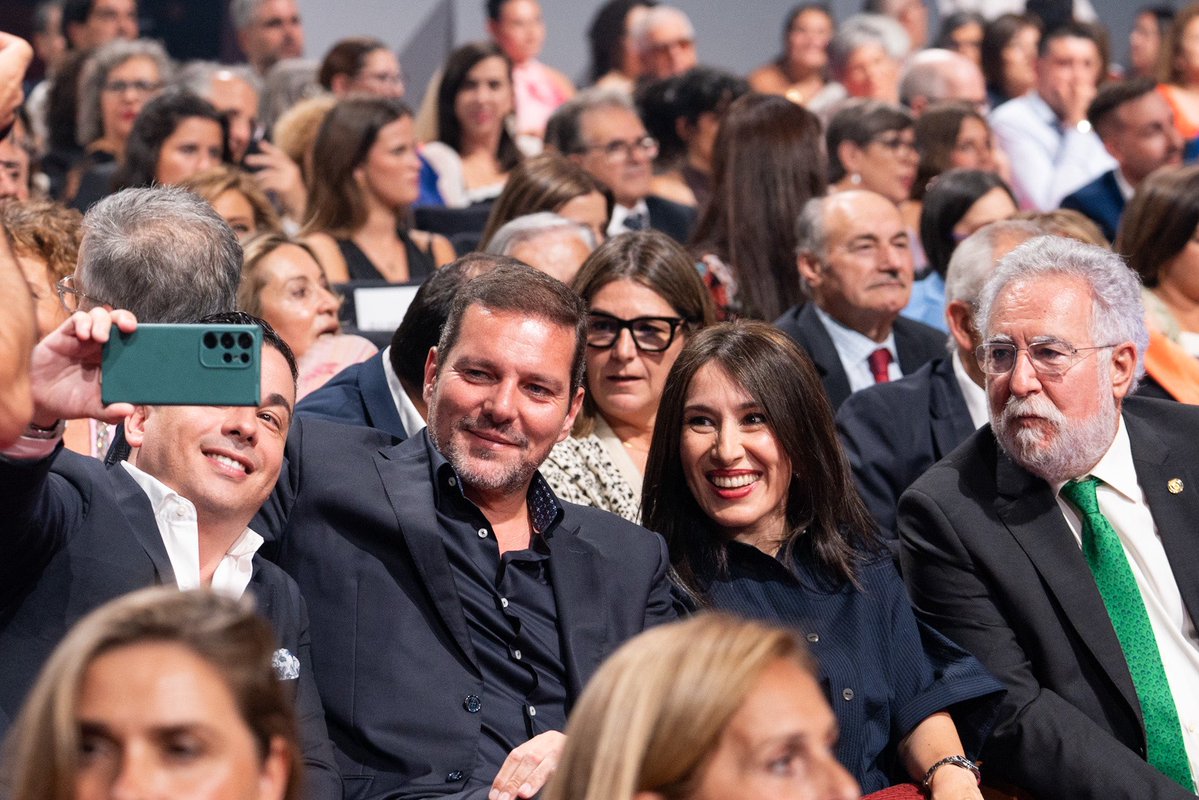 lopezcamposgal's tweet image. Fai 40 anos, a TVG acendía por primeira vez os seus focos para converterse en parte da nosa identidade
Hoxe, os nosos recordos van ligados a este medio público que suma xa catro décadas de historia e que seguro continuará como motor da nosa lingua e cultura. Parabéns!