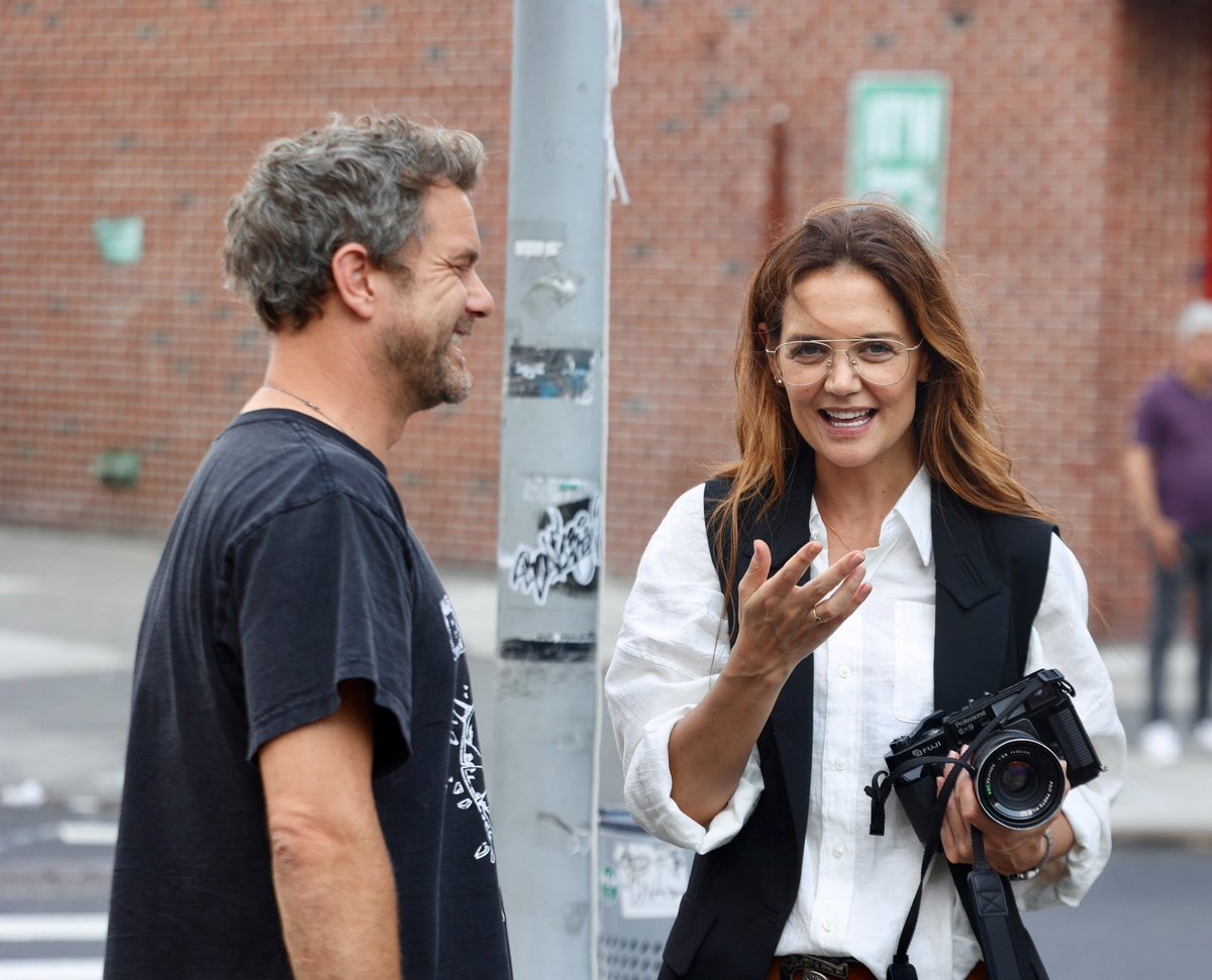Katie Holmes and Joshua Jackson filming “Happy Hours” 📸 @backgrid_usa