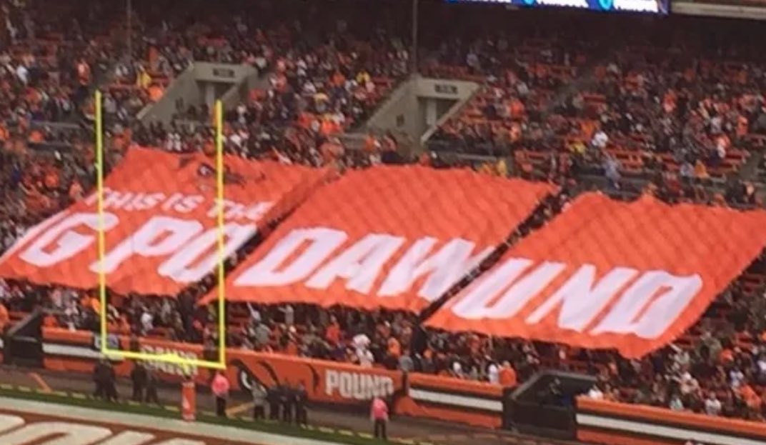 JohnTelich8's tweet image. Today’s helmet reveal on the barge where photographer fell into lake was unprecedented.
Usually their reveals go off without a hitch @Browns 🤣🤣