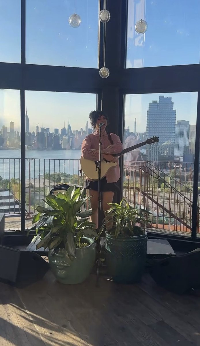 starlightjade2's tweet image. guys I don’t think I’d be delusional to say I think salt wound will be released at some point🥹 she has sung that song so many times and just said it was one of her fav songs she’s ever written🙂↕️