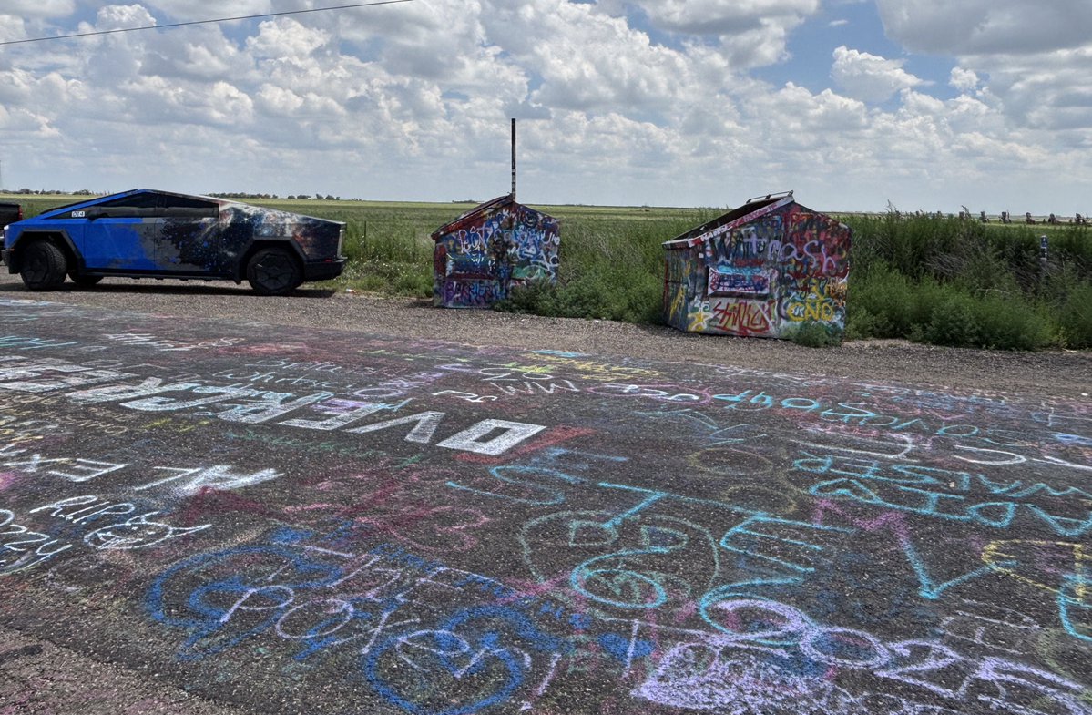 mrtimer2022's tweet image. Is it graffiti or is it a wrap? 😂