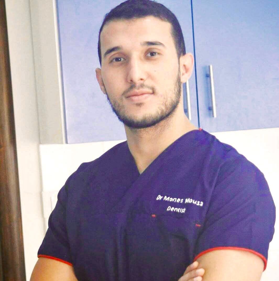 Qadeyah1's tweet image. ارتقاء الدكتور مؤنس مجدي موسى، أخصائي طب وتجميل الأسنان، في مجرْرة مخيم النصيرات وسط قطاع غزة.