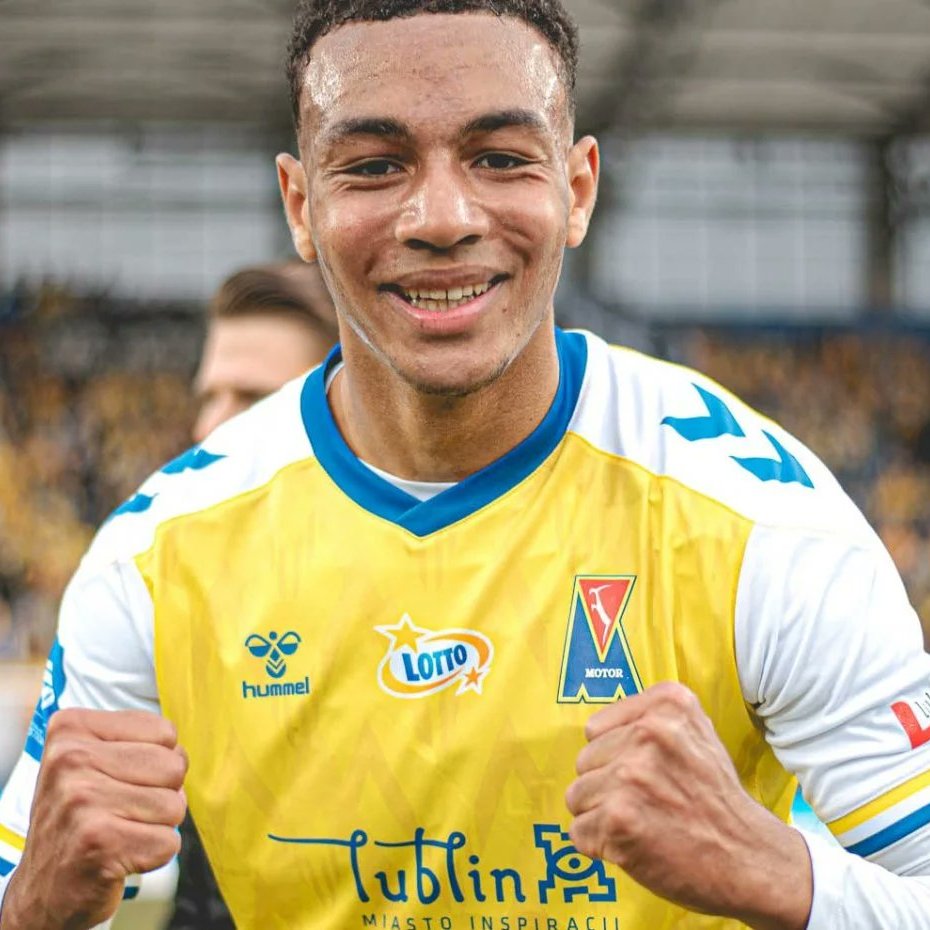 DeadlineDayLive's tweet photo. 🚨 Manchester United have joined Chelsea in pursuit of 18-year-old Motor Lublin defender Bright Ede.

However, the Blues are leading the race!

(Source: onet) https://t.co/M8KyqMbh1F