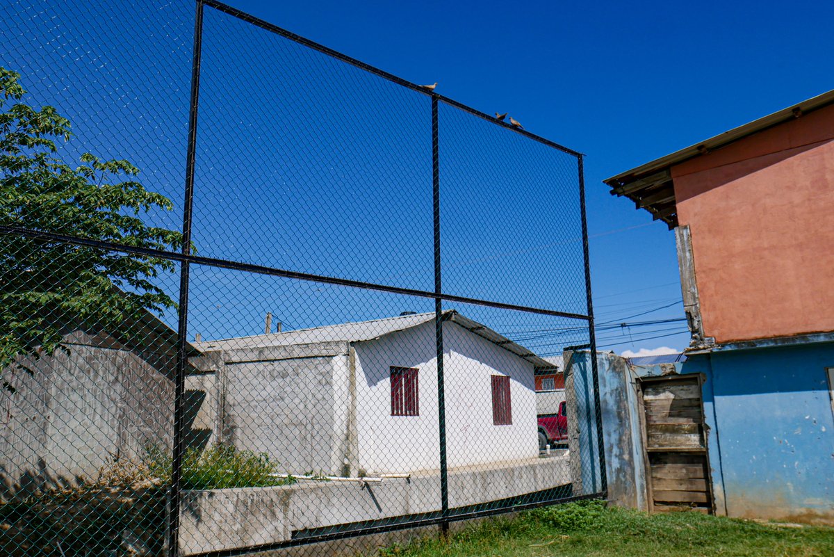 ✅ ¡Ya están instaladas las nuevas mallas laterales en el Estadio Jerry Hynds! Seguimos mejorando espacios recreativos para todos. Cuidemos juntos lo que es de la comunidad. 🏟️⚽
#RoatánAvanza