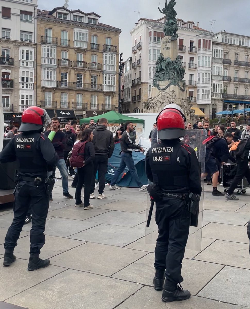 BeaArtolazabal's tweet photo. ❌ Arratsaldean Andre Maria Zuriaren plazan gertatutakoa lotsagarria izan da. GKSk baimenik gabe kanpatu zuen. Ertzaintza eta Udaltzaingoa iraindu zituzten eta agente bat zaurituta.

🚔 Máximo respaldo a quienes nos protegen 
❌ No valen los silencios ni los mensajes ambiguos https://t.co/t0OipnMvDU