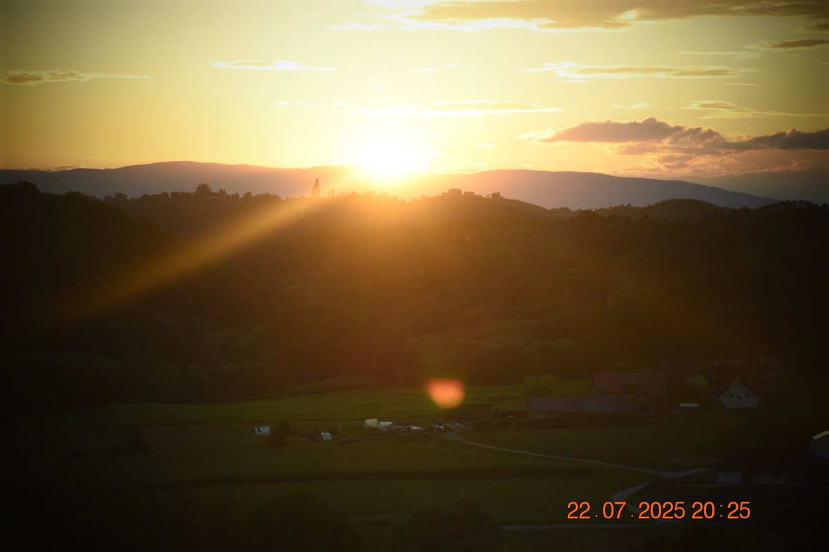 BratusekTadej's tweet photo. 👌😎🌄#magicsunset #Haloze https://t.co/jtQ7GkAiQ8