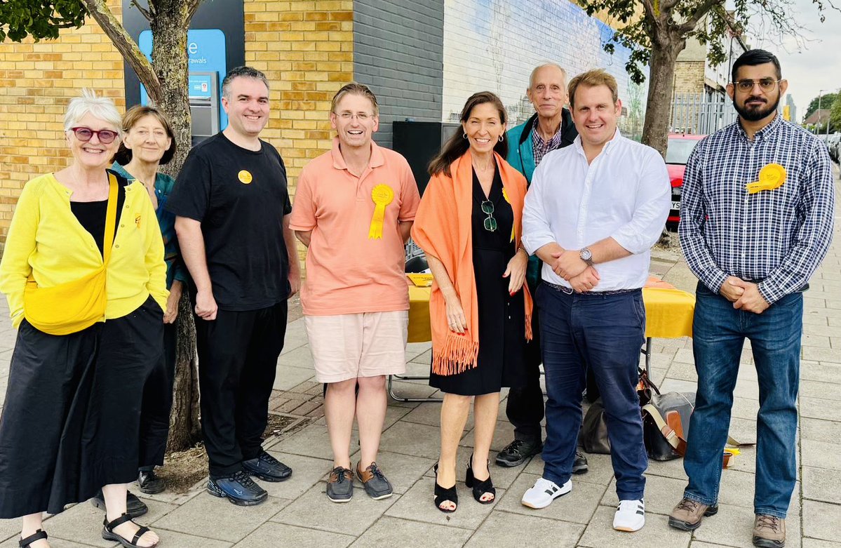 Laura_McCracken's tweet image. Big 🙏 to @LukeTaylorLD MP Sutton & Cheam for canvassing with us today in Bromley Common & Holwood.
And did I mention Bromley’s hardest charging Councillors - Julie, Sam, Chloe and Graeme? Simply the best… better than all the rest! 💛
The big day is tomorrow 24th July! Don’t…