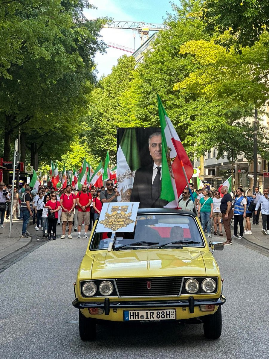 دوستان پادشاهی خواه که زیر هزار تا فالوور دارند با زدن هشتک #همکاری_ملی زیر این توییت حتما فالو خواهند شد. 
#همکاری_ملی 
#همکاری_ملی 
#KingRezaPahlavi 
#اتحاد_ملی