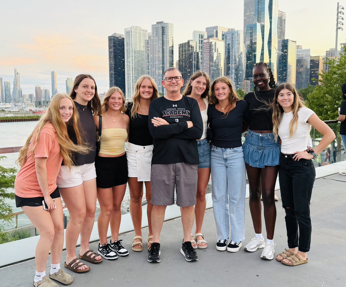 ssahoopsteams's tweet image. 1️⃣6️⃣U White 🗯️ concluded a stellar SZN with their final event in Chicago‼️
These young ladies were a treat to watch… disciplined, tough, and played hard. They competed (and beat) many high quality teams! Watch for them making impacts this ❄️!
#SanfordSports | #StrongerTogether