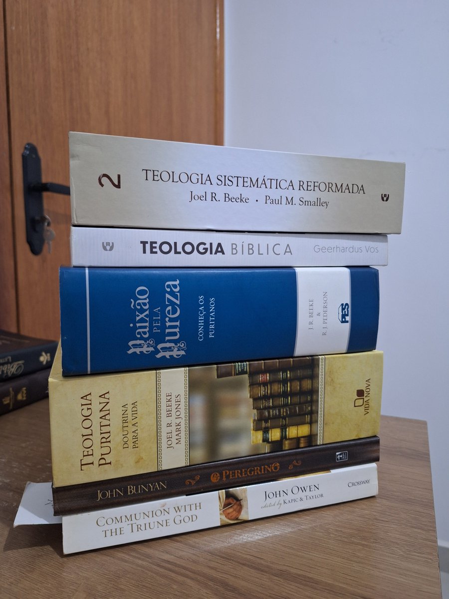 joaolucasluc's tweet image. Off do Twitter por um tempo.
Essa pilha de leituras obrigatórias pro semestre me aguarda.
Orem por mim 🥲