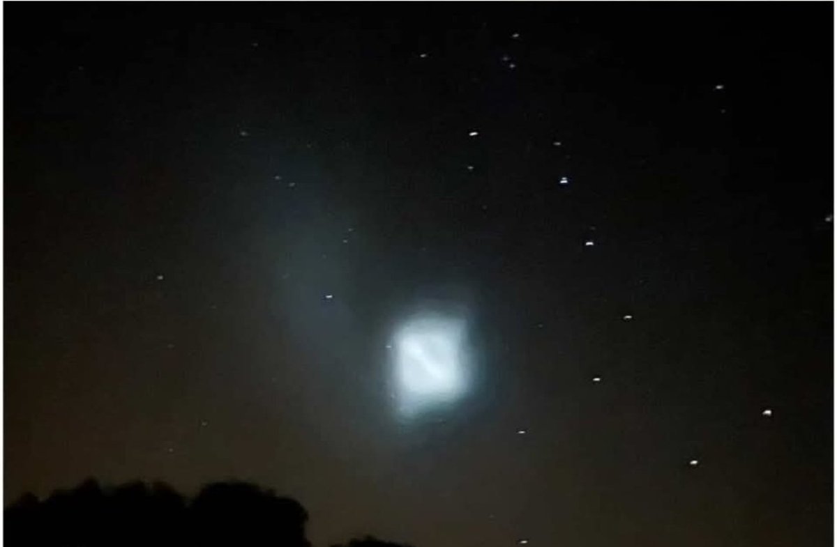 Ülkemiz genelinde Gökyüzünde beliren cisim kuzeye doğru yol alarak gözden kayboldu, ilçemizdede kameralara yansıdı. Ne olduğu henüz belli değil..👽☄️