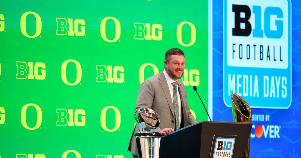 mtorressports's tweet image. "We do have a brand new team and brand new challenges."
Oregon head coach Dan Lanning took center stage at Big Ten Media Days in Las Vegas on Wednesday.
A look at his top quotes for @ScoopDuckOn3.
Story🗞️: on3.com/teams/oregon-d… (FREE)