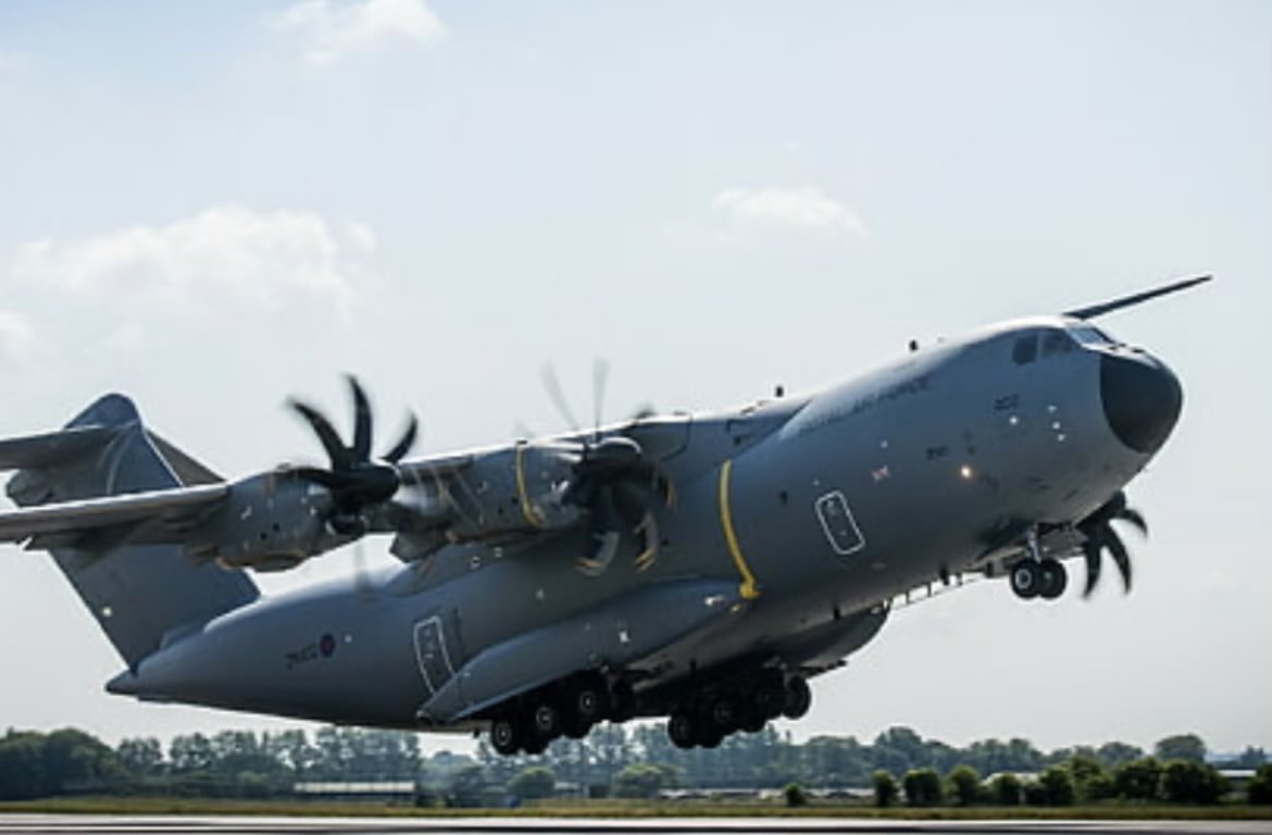 Colchesterviews's tweet image. Anyone in #Colchester manage to get any images of this beast that flew low over #Colchester Hythe area around 6pm. What a machine.