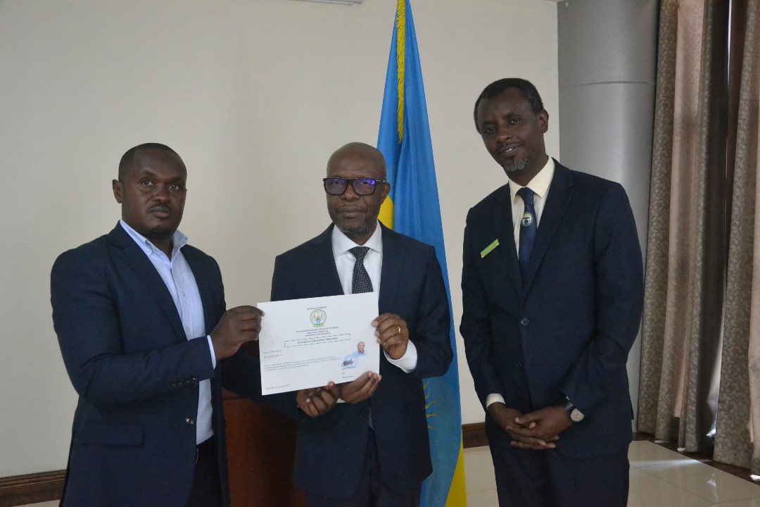 Rwandamigration's tweet image. KWAKIRA INDAHIRO Y’ UBWENEGIHUGU🇷🇼
Taliki 23/07/2025 Umuyobozi @Nyarugenge ari kumwe n' uhagarariye Ubuyobozi Bukuru bushinzwe Abinjira n' Abasohoka @Rwandamigration bayoboye umuhango wo kwakira indahiro zabifuje kuba, bakaba barahawe ubwenegihugu nyarwanda, TUBAHE IKAZE!