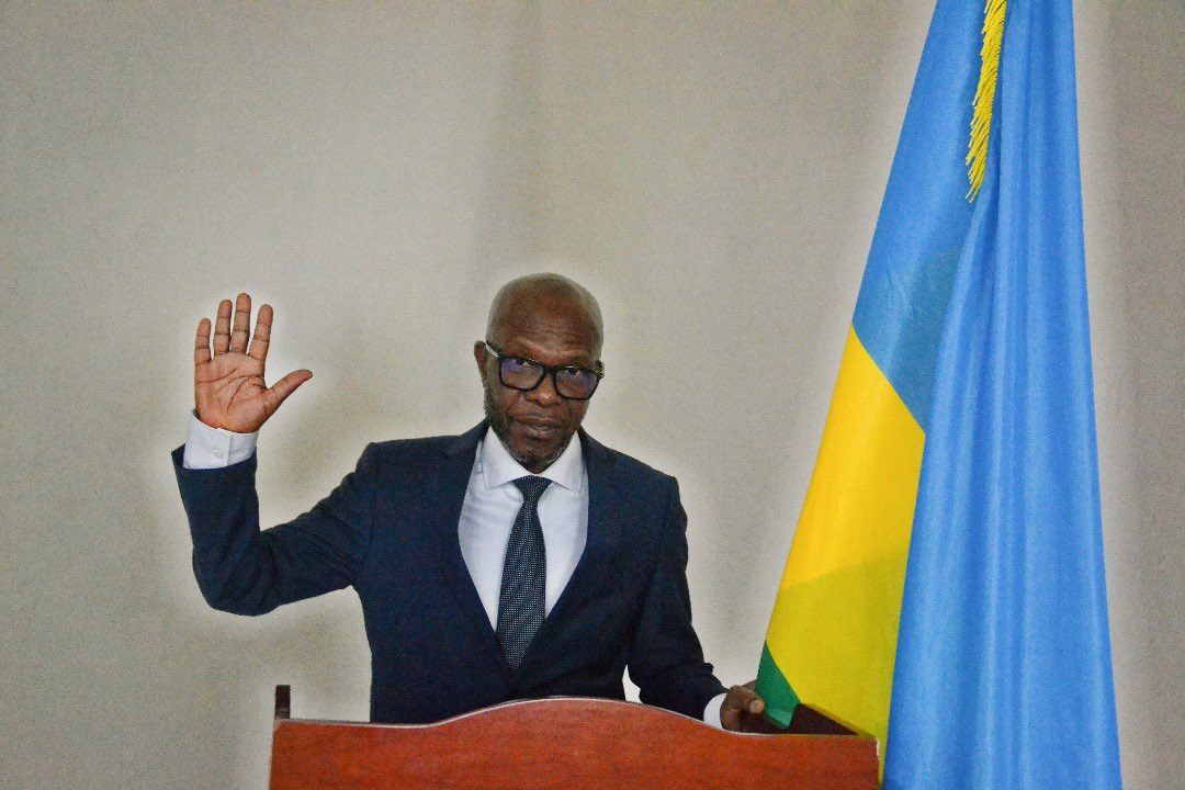 Rwandamigration's tweet image. KWAKIRA INDAHIRO Y’ UBWENEGIHUGU🇷🇼
Taliki 23/07/2025 Umuyobozi @Nyarugenge ari kumwe n' uhagarariye Ubuyobozi Bukuru bushinzwe Abinjira n' Abasohoka @Rwandamigration bayoboye umuhango wo kwakira indahiro zabifuje kuba, bakaba barahawe ubwenegihugu nyarwanda, TUBAHE IKAZE!