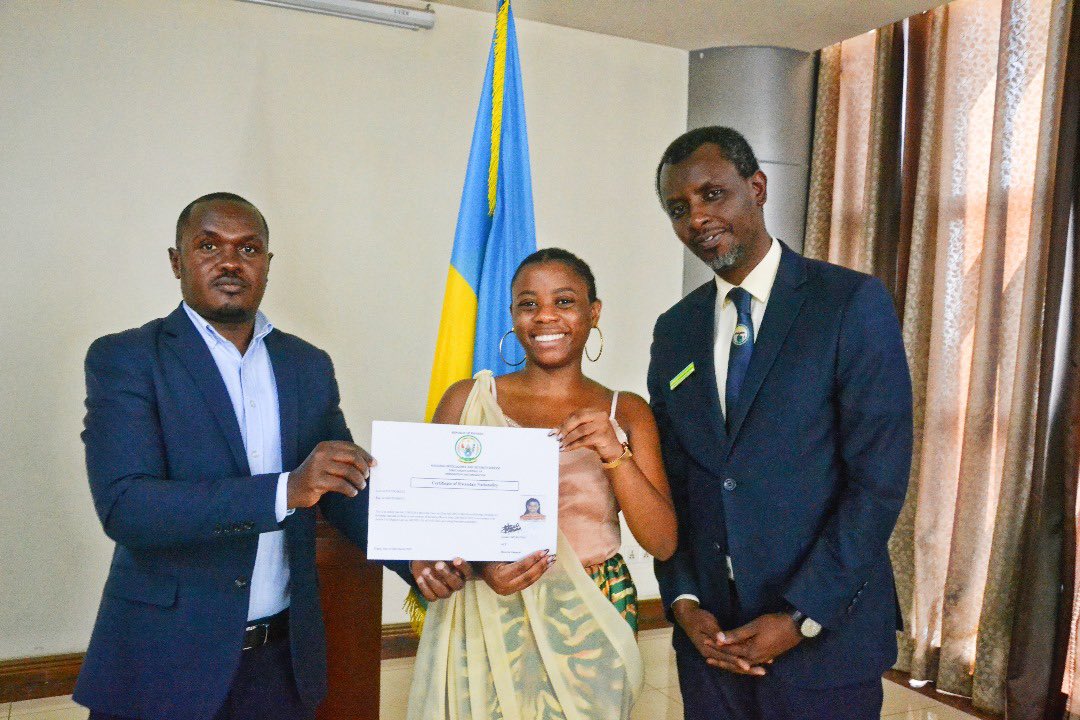 Rwandamigration's tweet image. KWAKIRA INDAHIRO Y’ UBWENEGIHUGU🇷🇼
Taliki 23/07/2025 Umuyobozi @Nyarugenge ari kumwe n' uhagarariye Ubuyobozi Bukuru bushinzwe Abinjira n' Abasohoka @Rwandamigration bayoboye umuhango wo kwakira indahiro zabifuje kuba, bakaba barahawe ubwenegihugu nyarwanda, TUBAHE IKAZE!