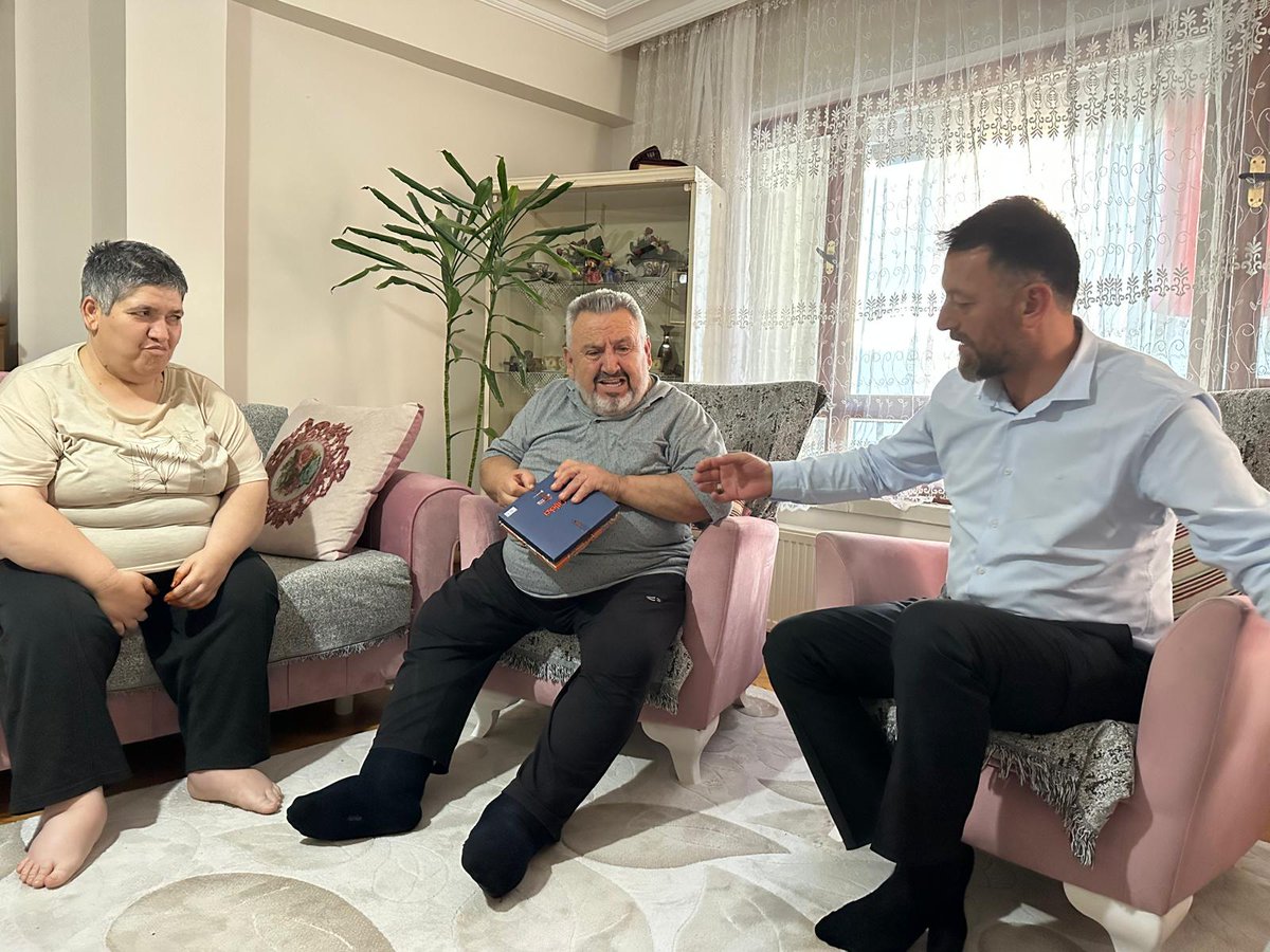 Şehit Battal İlgün'ün kıymetli babası Sebahat İlgün, Vakfımız yönetim kurulu üyesi Gazi Kaan Şimşek tarafından ziyaret edildi. 

Minnettarız. 🇹🇷
<a href="/TC_icisleri/">T.C. İçişleri Bakanlığı</a> <a href="/tcailesosyal/">T.C. Aile ve Sosyal Hizmetler Bakanlığı</a>