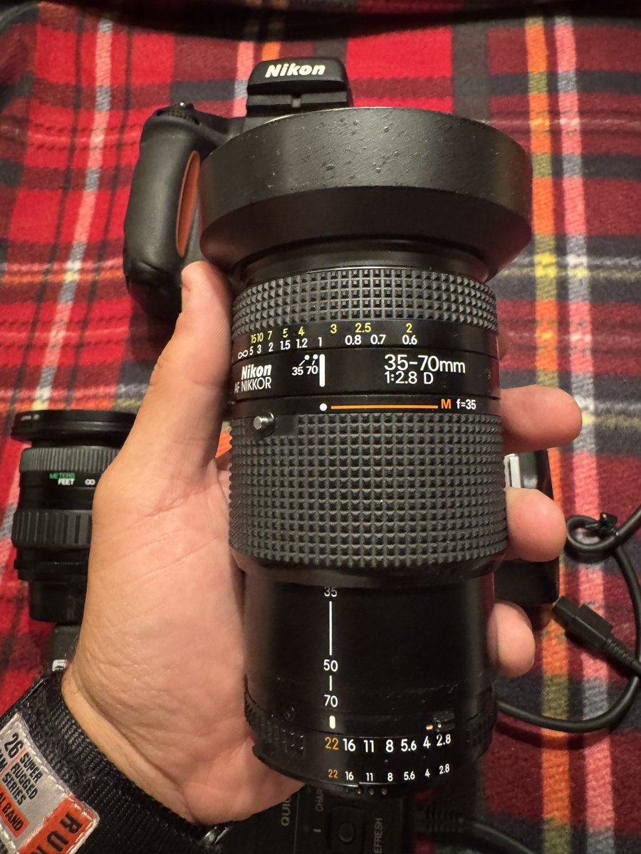 Je vend mon nikon f5 argentique et niveau équipement on est bien !