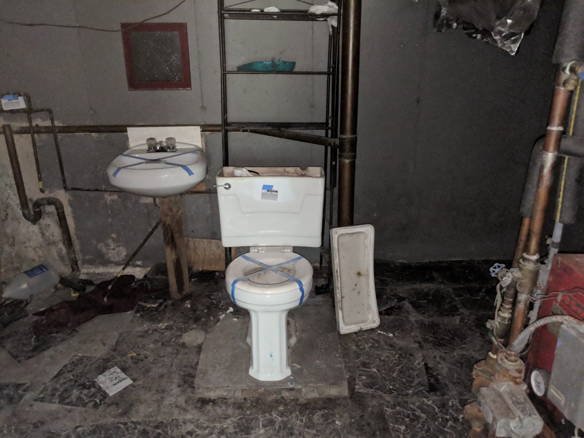 2GuysTake's tweet image. Foreclosure find
A throne next to the boiler for warmth 😜