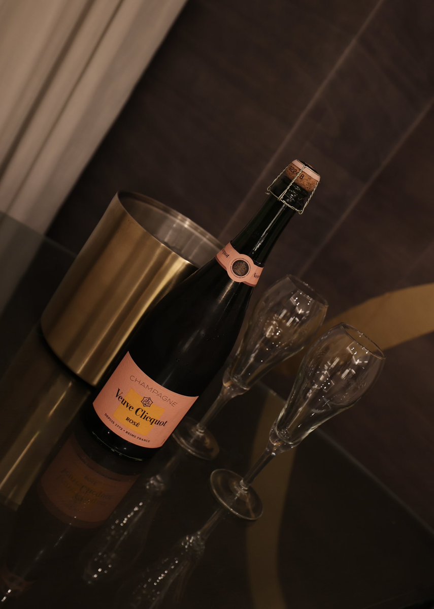 alesderonde's tweet image. staycation suite with my man ✨
cucks may dm for reimbursements