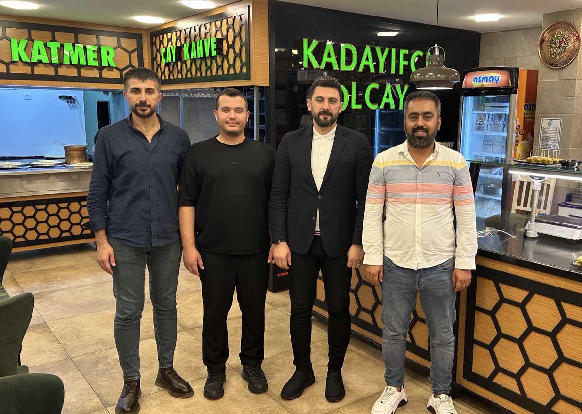 Kadayıfçı Olcay’ın işletmecisi, İlçe Yönetim Kurulu üyemiz Ercihan Tekin kardeşimizi iş yerinde ziyaret ettik.

İlçemizin sevilen ve köklü esnaflarından olan Ercihan kardeşimize misafirperverliği için teşekkür ediyor, hayırlı ve bereketli kazançlar diliyorum.

Her daim emek